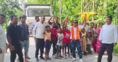 গ্রামীণ রাস্তায় ডাম্পারের দাপাদাপি,পাথর বোঝাই গাড়ি আটকে বিক্ষোভ গ্রামবাসীদের!