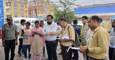 অভিযোগের পরই অ্যাকশন,বেহালার পেট্রোল পাম্পে মন্ত্রী ইন্দ্রনীল খানের উপস্থিতিতে হানা!