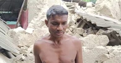 প্রবল বৃষ্টিতে হুড়মুড়িয়ে ভেঙে পড়ল মাটির বাড়ি, অল্পের জন্য রক্ষা পরিবার!