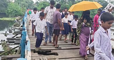 ৭০ গ্রামের ভরসা ভাঙাচোরা কাঠের সেতু! প্রতিশ্রুতির পর প্রতিশ্রুতি,কাজ কোথায়?